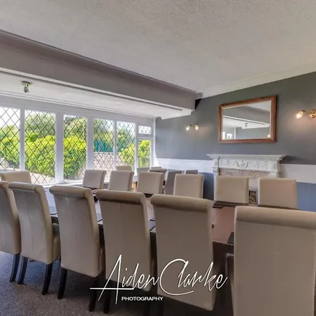 Stunning Set On Cliffside In ホテル