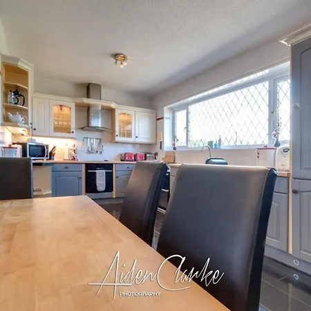 Stunning Set On Cliffside In ホテル