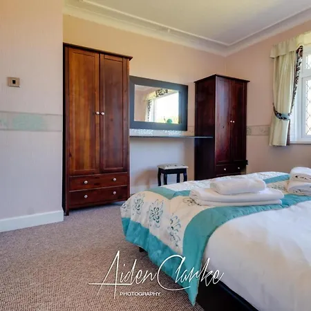 Stunning Set On Cliffside In ホテル