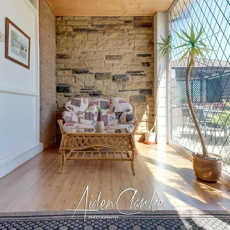 Stunning Set On Cliffside In Otel Scarborough