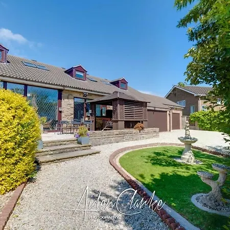 Otel Stunning Set On Cliffside In Scarborough