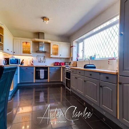 Stunning Set On Cliffside In Otel Scarborough