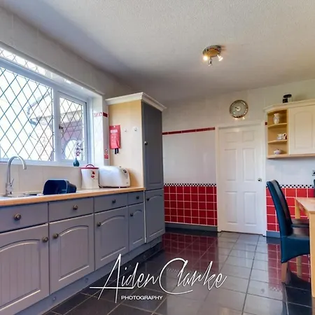 Otel Stunning Set On Cliffside In Scarborough