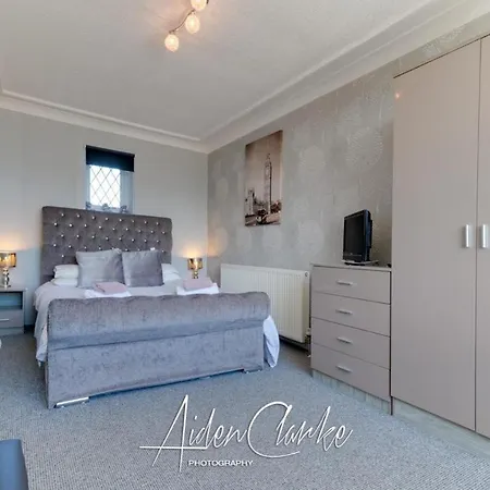 Stunning Set On Cliffside In Otel Scarborough