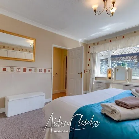 Otel Stunning Set On Cliffside In Scarborough