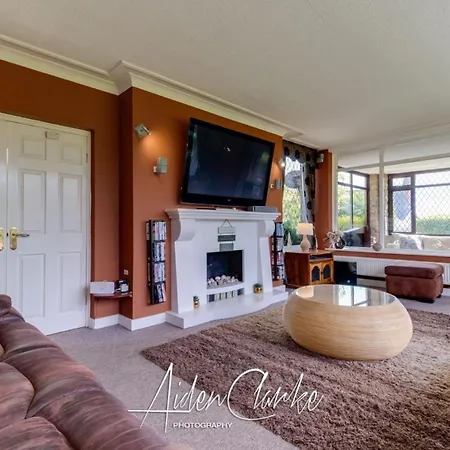 Stunning Set On Cliffside In Hotell Scarborough