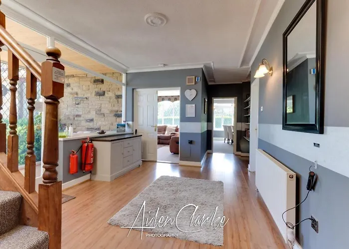 Otel Stunning Set On Cliffside In