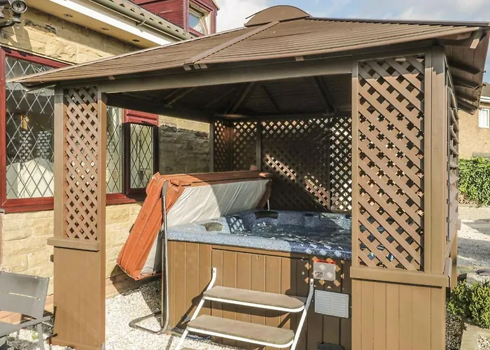 Hotel Stunning Set On Cliffside In