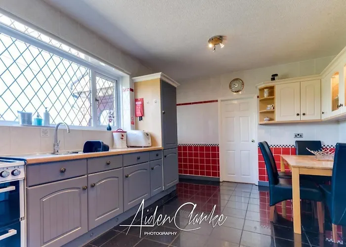 Otel Stunning Set On Cliffside In Scarborough