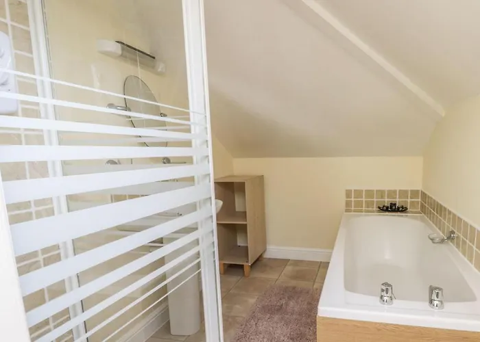 Hotel Stunning Set On Cliffside In