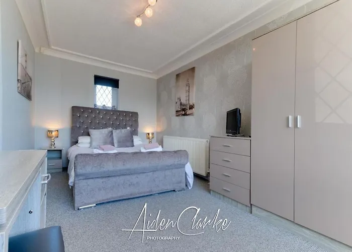 Stunning Set On Cliffside In Hotel Scarborough